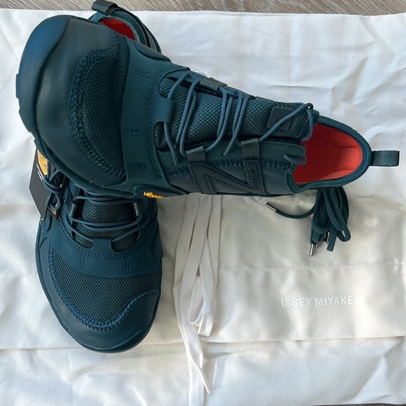 ISSEY MIYAKE x New Balance MT10O Blue Green - Picture 3 of 5